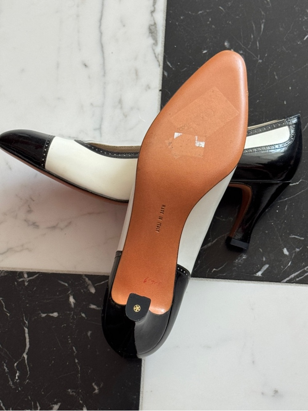 NEW Salvatore Ferragamo Vintage SPECTATOR Pumps Black White 10 AA Extra Narrow - Picture 5 of 16